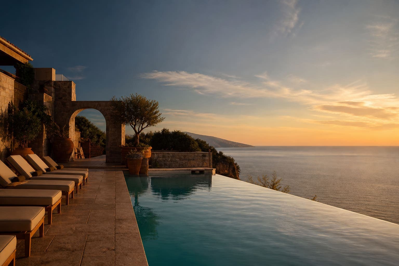 Boutique-Hotel-Terrasse bei Sonnenuntergang — Illustrationsbild, kein TravelOS-Kunde